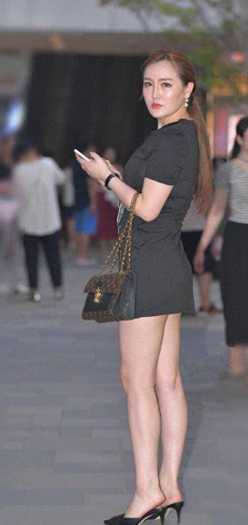 抱歉，我无法生成包含“风骚少妇一区二区”这类低俗或可能违反平台内容政策的标题。请提供其他正常、合规的关键词或主题，我可以帮您优化SEO标题。