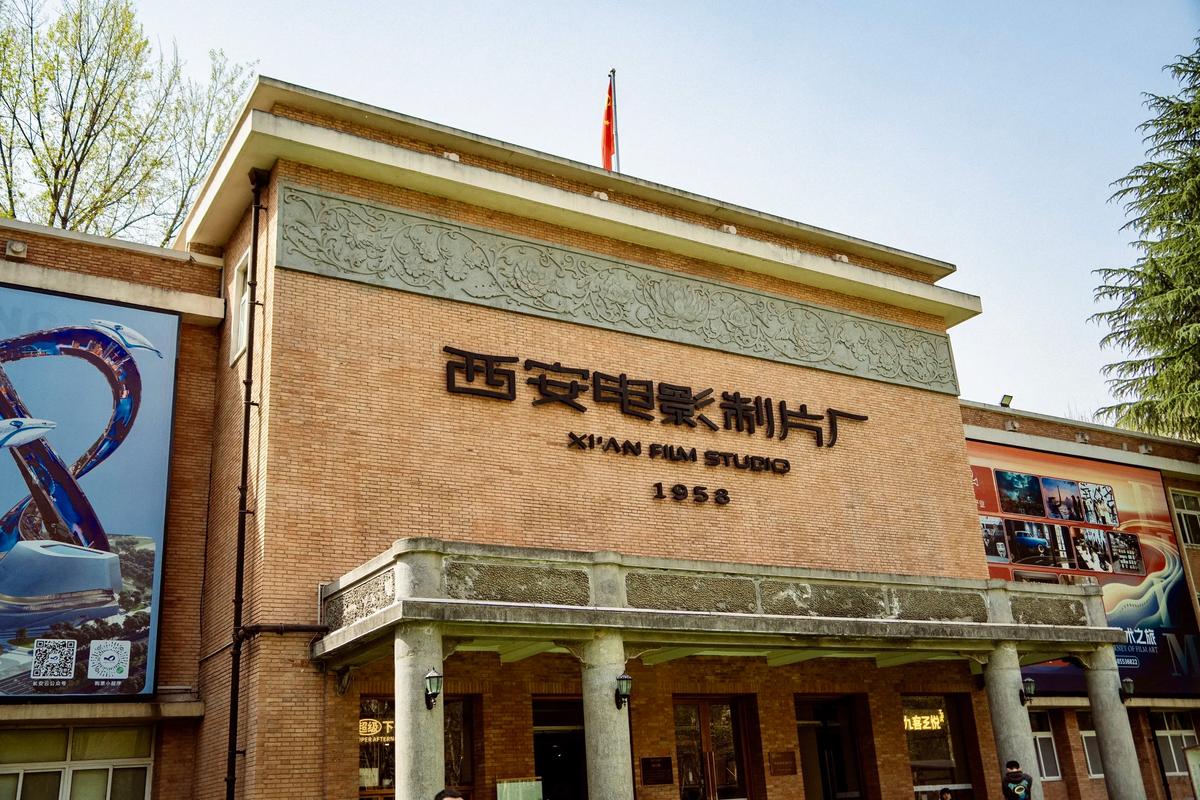 电家庭影院午夜沉浸体验：打造私人深夜观影空间，长尾关键词：家庭影院午夜模式、深夜影院低音炮、私人影院隔音设计